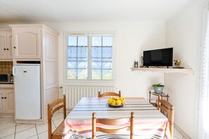 Dining - Apartment 'Location F3' with Mountain View, Private Terrace and Wi-Fi (Saint-Pée-sur-Nivelle)