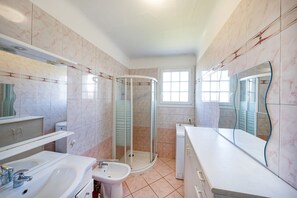 Shower, hair dryer - Apartment 'Location F3' with Mountain View, Private Terrace and Wi-Fi (Saint-Pée-sur-Nivelle)