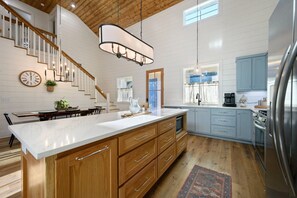 Fridge, microwave, oven, stovetop - Pickleball, Pool, Splash Fountain ,Clubhouse , Walking Trails , Basketball (Broken Bow)