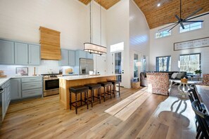 Interior - Pickleball, Pool, Splash Fountain ,Clubhouse , Walking Trails , Basketball (Broken Bow)