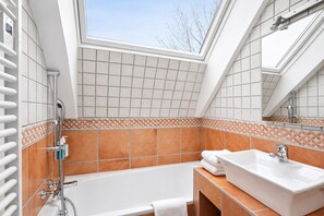 Deluxe Double Room | Bathroom - MH Hôtel & Spa (FRANCE)