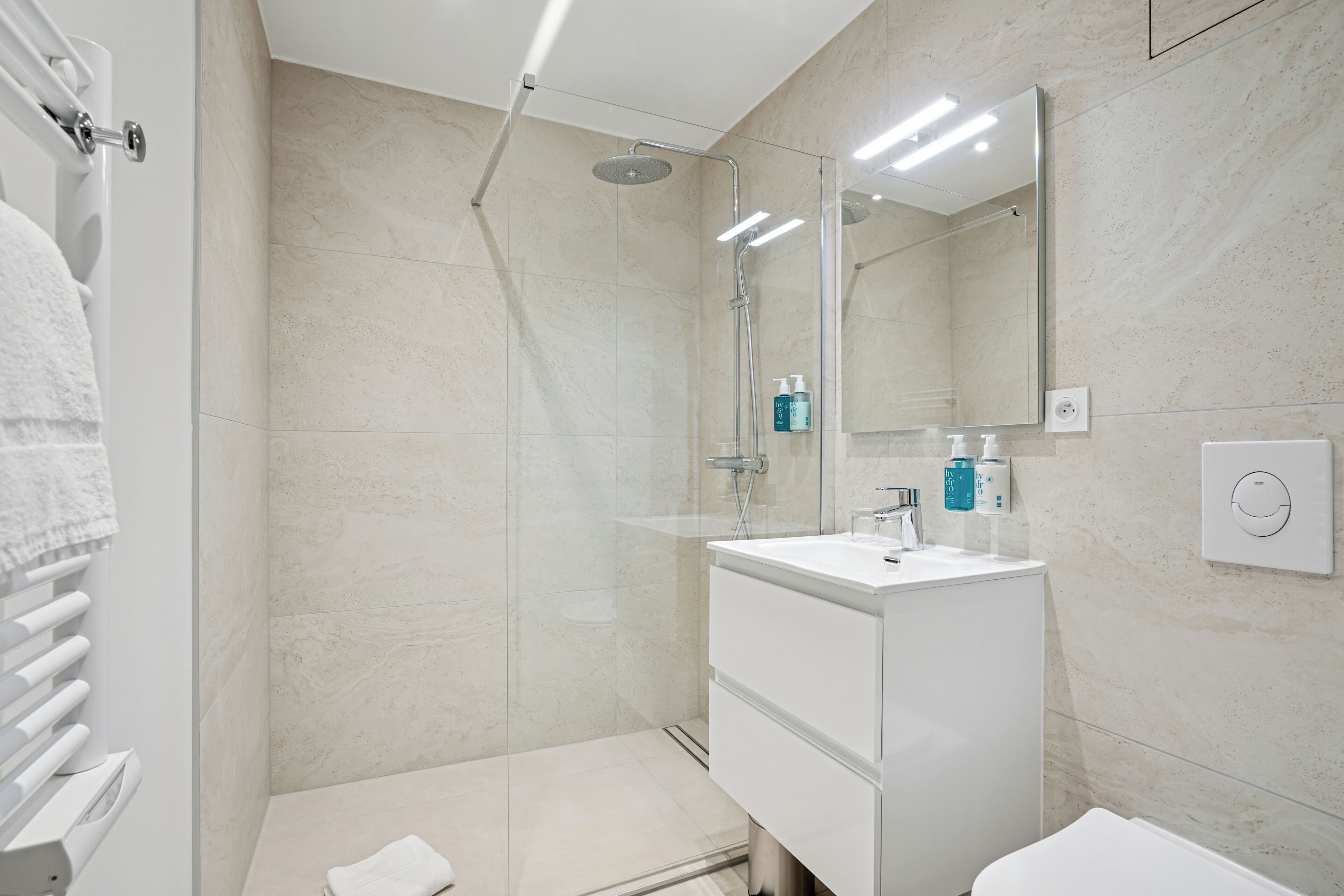 Habitación doble superior | Baño | Zapatillas