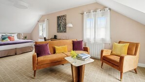 A cozy living room with a sofa, two armchairs, a coffee table, and a window with curtains. - MH Hôtel & Spa (Arradon)