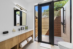 Shower, hair dryer - Aqua Solis Villa (Providenciales)