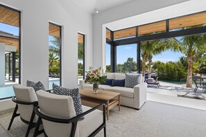 TV - Aqua Solis Villa (Providenciales)