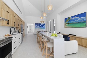 Kylskåp, mikrovågsugn, ugn och diskmaskin