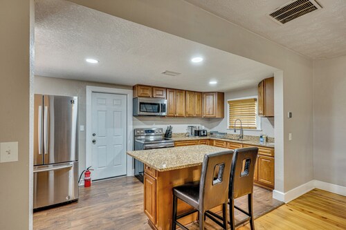 6 Mi to Downtown Jax! Modern Family Home