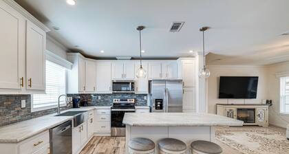 7 Mi to Disney: Family Home w/ Heated Pool Access