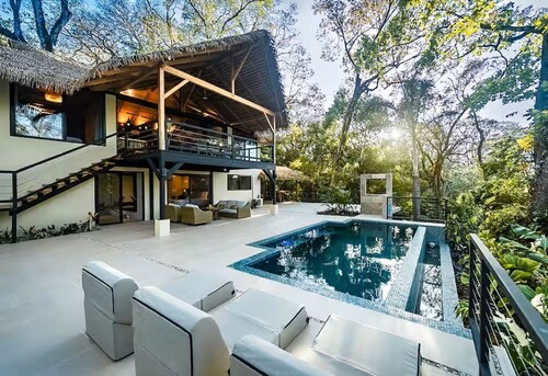 Tropical Luxury Villa: Gym, Beaches, Yoga Shala, Sleeps 8, King Size Beds