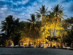 Outdoor dining - Tropical Luxury Villa: Gym, Beaches, Yoga Shala, Sleeps 8, King Size Beds (Sámara)