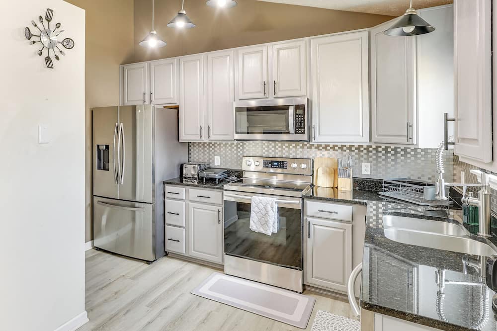 Private Yard & Patio: Spacious Retreat in Omaha! - Waterloo, NE
