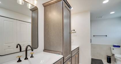 Modern Canal-front Gem w/ Lanai + Dock in Sanibel