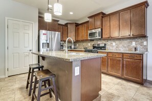 Interior - Luxe 55-plus Retreat 4 Mi to Golf Club of Estrella (Goodyear)