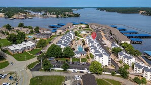 Luftaufnahme eines Hotels am Wasser mit mehreren Gebäuden, einem Schwimmbad und angestuften Booten.