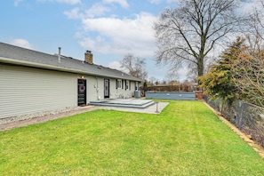 Ein Haus mit Vorgarten, Garage und Baum.