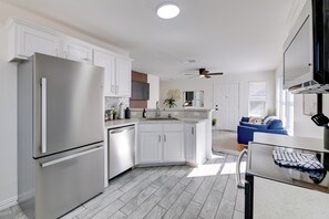 Interior - Walk to Mckinney Square! Couples Retreat w/ Yard (McKinney)