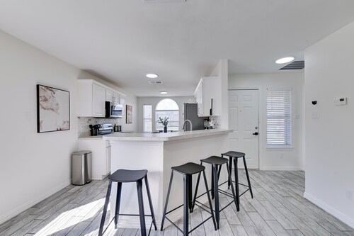 Walk to Mckinney Square! Couples Retreat w/ Yard