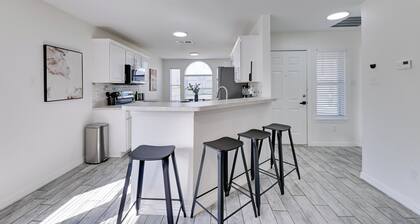 Walk to Mckinney Square! Couples Retreat w/ Yard