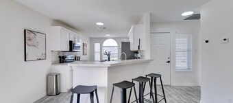 Walk to Mckinney Square! Couples Retreat w/ Yard