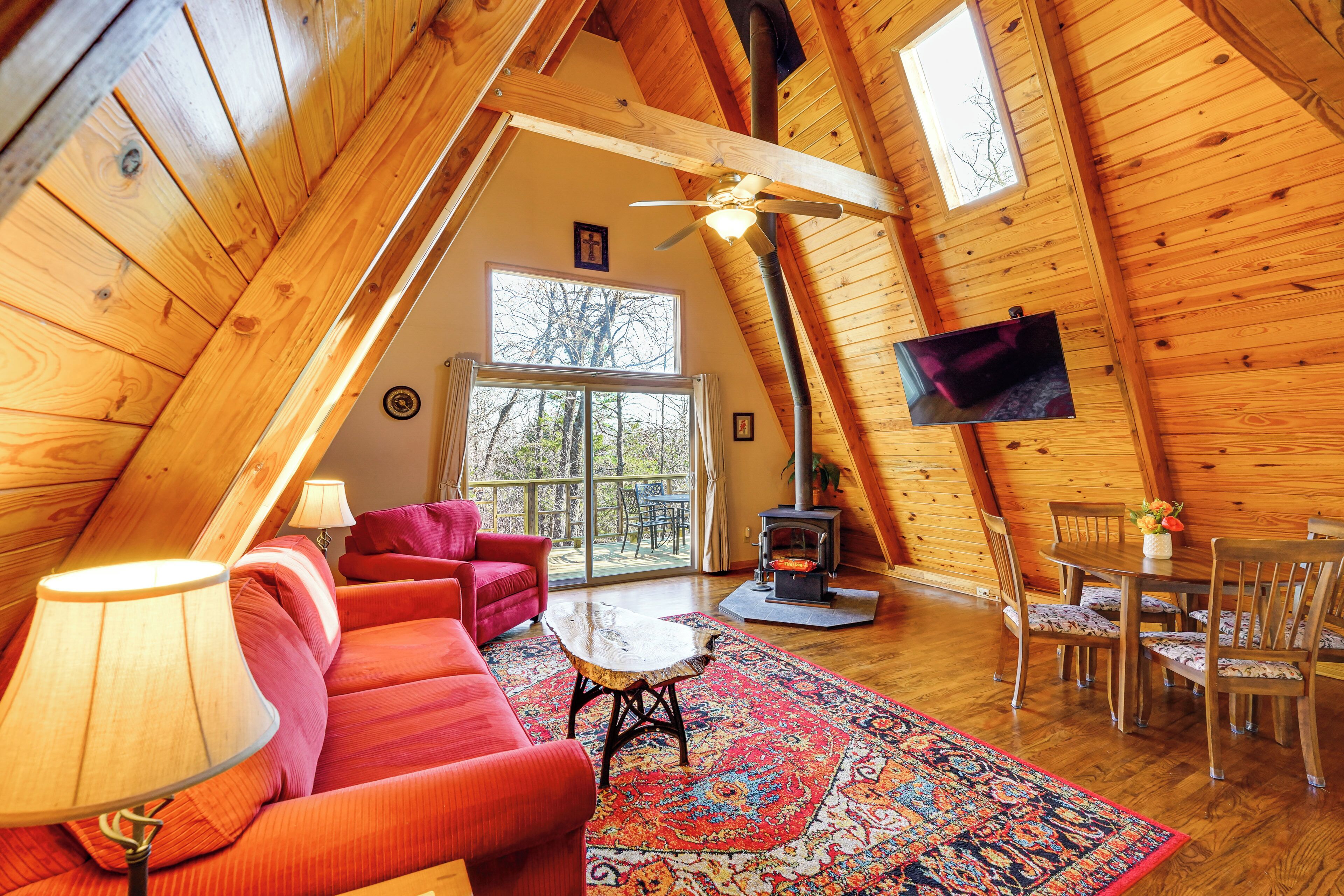 Un intérieur chaleureux, avec des éléments en bois, comprenant un canapé, une table et un téléviseur.