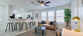 < 1 Mi to Historic Mckinney: Modern Duplex w/ Yard