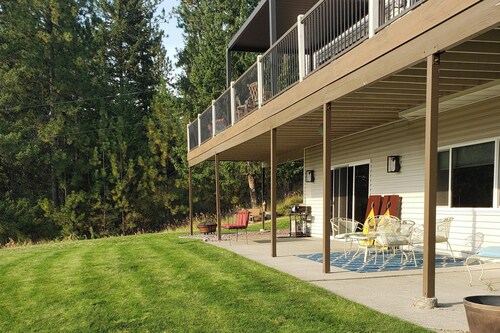 2 Mi to Lake Coeur Dalene! Serene Retreat, Patio