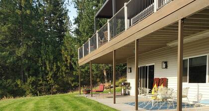 2 Mi to Lake Coeur Dalene! Serene Retreat, Patio