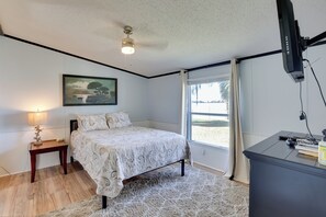 House (3 Bedrooms) | Interior - Cast & Relax! Peaceful Lake House in Midway (Midway)