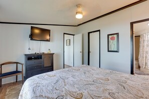 House (3 Bedrooms) | Interior - Cast & Relax! Peaceful Lake House in Midway (Midway)