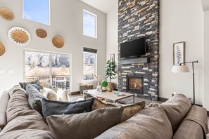 Smart TV, fireplace - Retreat 13536 by Moose Mgmt: Pvt Hot Tub-Sleeps 14-Views! (Park City)