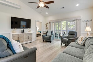 Apartment (3 Bedrooms) | Interior - 1 Mi to Beach! Sleek Golf & Pool Retreat (Murrells Inlet)