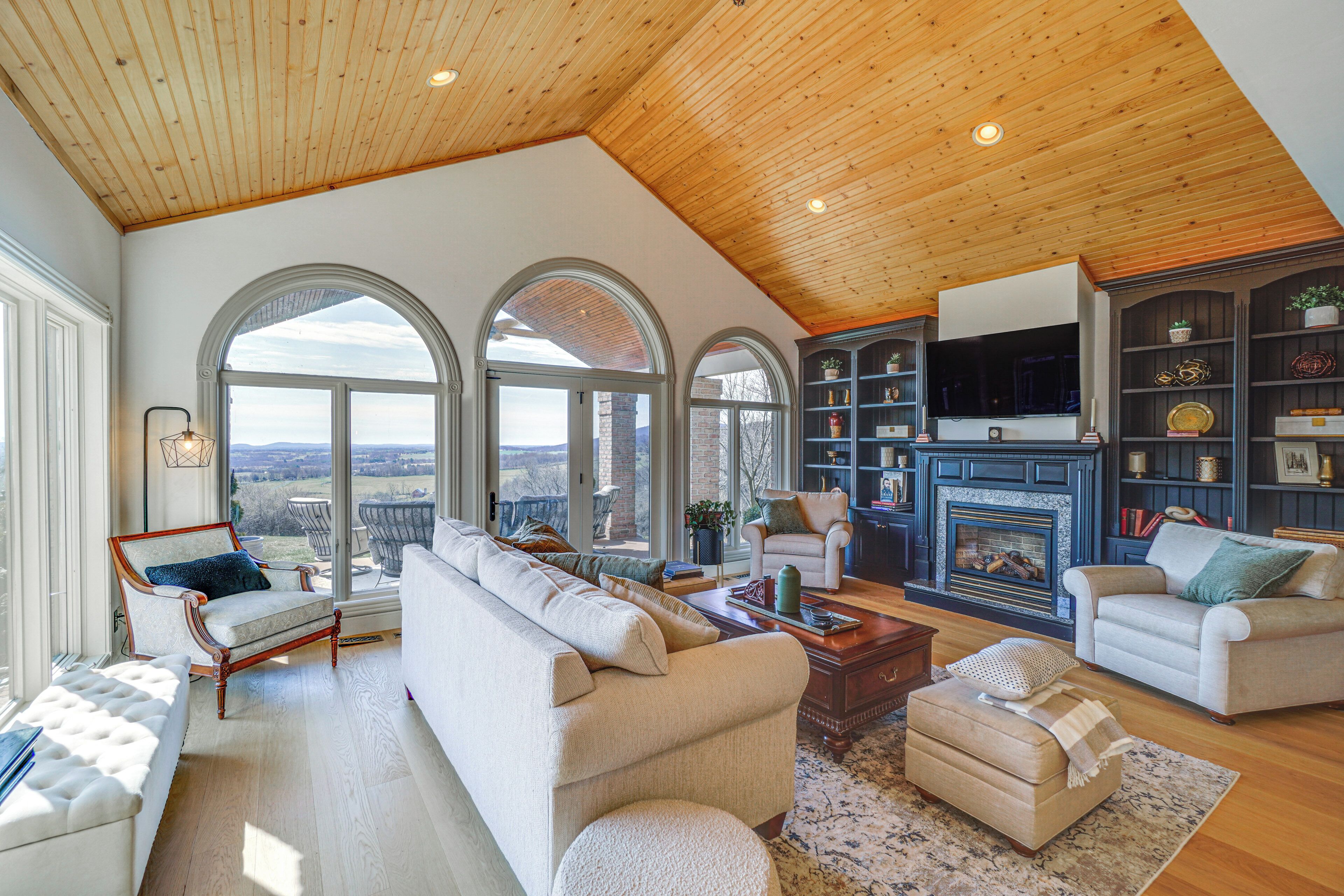 House (5 Bedrooms) | Interior