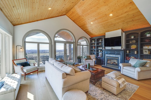 Great for Groups! Luxe + Private Myersville Estate