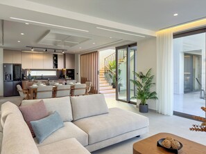 Villa, sjøutsikt | Oppholdsområde