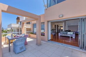 Outdoor dining - Armonia Villa Agia Marina (Agia Marina)