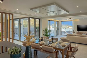 Villa, sjøutsikt | Spisestue