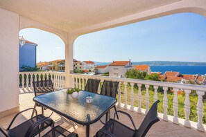 Outdoor dining - Vrbo Property (Crikvenica)