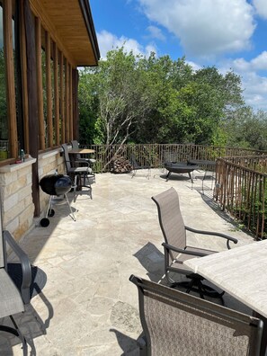 Outdoor dining - The Cross Patio Retreat - Designer Hill Country Studio with Scenic Views (Buda)
