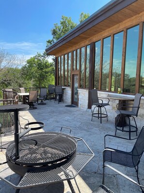 Outdoor dining - The Cross Patio Retreat - Designer Hill Country Studio with Scenic Views (Buda)