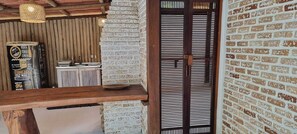 Et rustikt interiør med synlige murstensvægge, en træbordplade og en traditionel japansk shoji-skærm.