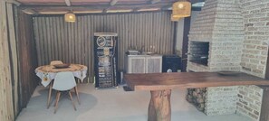 Dining - Cozy chalet - Arraial d'Ajuda - central region - near Rua Mucugê. (Porto Seguro)
