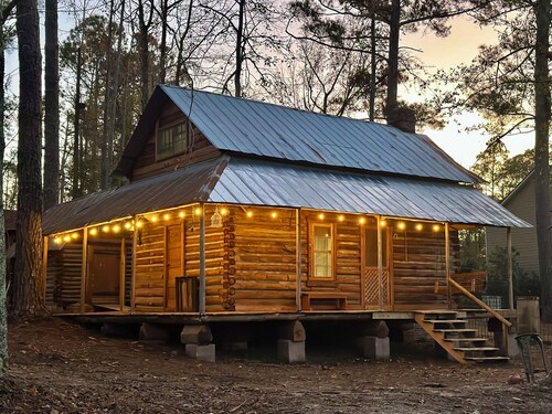 1880 Lake front Log Cabin with Game room and Boat!
