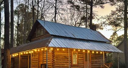 1880 Lake front Log Cabin with Game room and Boat!