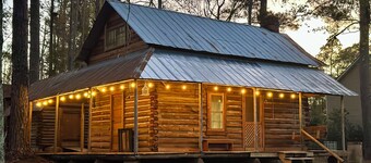 1880 Lake front Log Cabin with Game room and Boat!