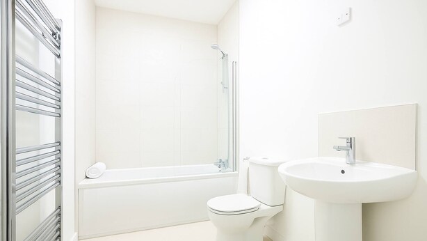 A bathroom with a bathtub, toilet, and sink. - Room-cozy & Peaceful Retreat Near Dublin (Cappagh)