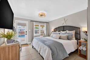 Iron/ironing board, WiFi, bed sheets - Coconut Villa`s Suite 6 (Redington Shores)