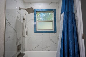 Hair dryer, towels, soap, toilet paper - Fantastic 2-bedroom house in charming New Braunfels (New Braunfels)