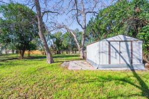 Property grounds - Fantastic 2-bedroom house in charming New Braunfels (New Braunfels)