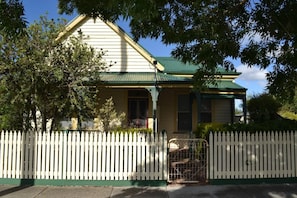 Exterior - This house is a 3 bedroom(s), 1.5 bathrooms, located in Ballarat East, VIC. (Ballarat East)