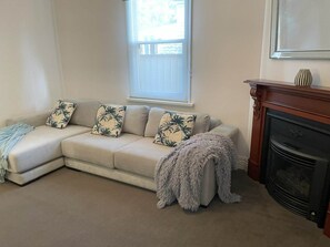 TV, fireplace, offices - This house is a 3 bedroom(s), 1.5 bathrooms, located in Ballarat East, VIC. (Ballarat East)
